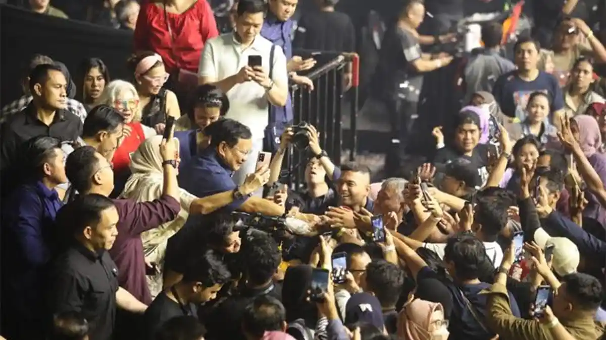 Nonton Konser 3 Dekade Perjalanan Cinta Ari Lasso, Prabowo Disapa Langsung Pelantun Cinta Sejati