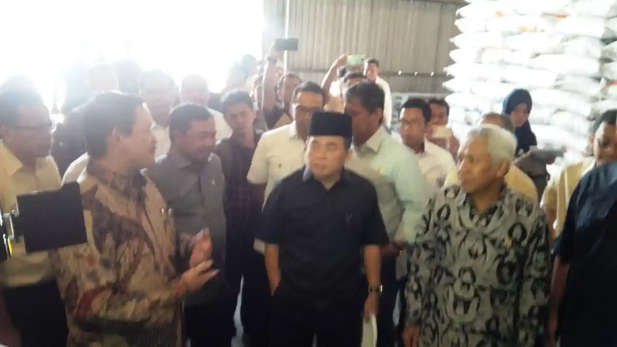 Ketua dan Wakil Ketua DPR RI Kunjungi Gudang Bulog di Jakarta