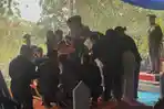 Air Mata Istri Iringi Peristirahatan Terakhir Subagyo HS