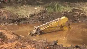 Excavator-tenggelam-di-Dusun-Rawa-Makmur-Desa-Saloadak-Kecamatan-Tobadak.jpg