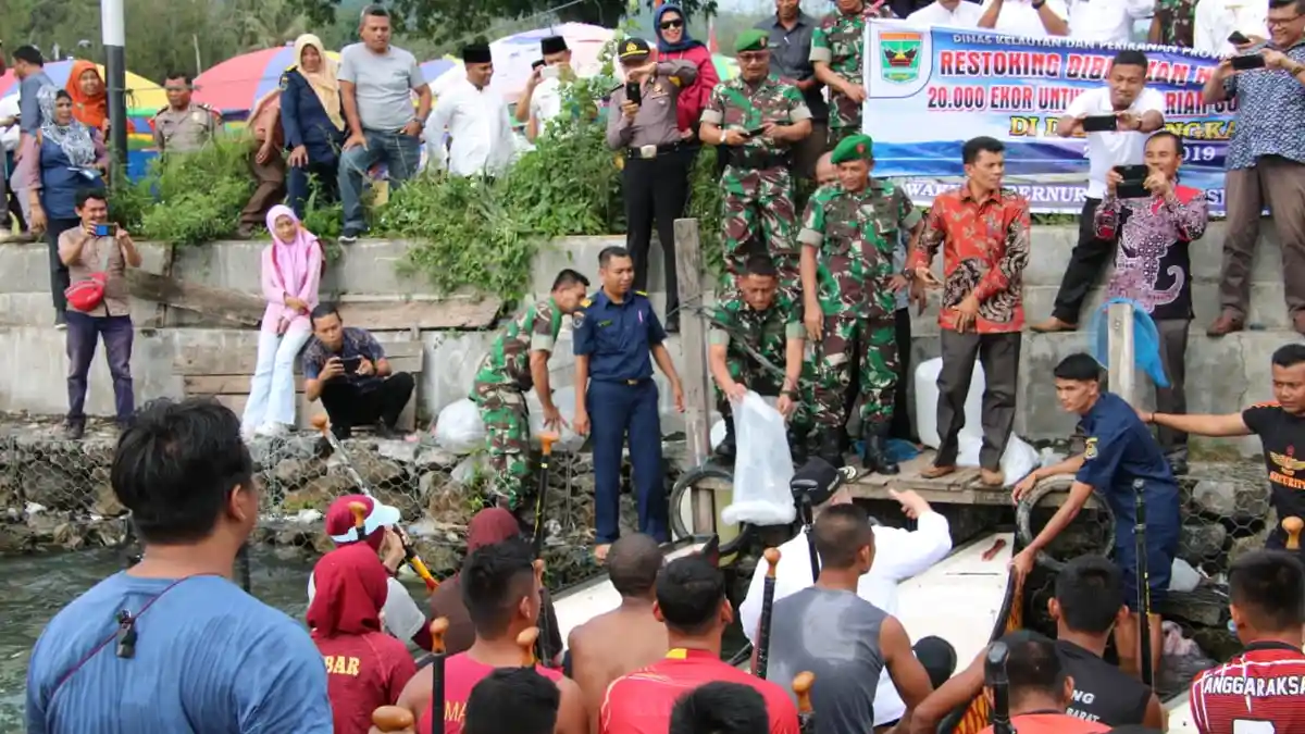 Korem 032/Wirabraja dan DKP Sumbar Lepas Ribuan Bibit Ikan di Danau Singkarak