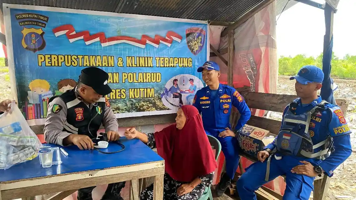 Program Tulus Melayani, Klinik Terapung Polres Kutim Disambut Antusias Warga Kenyamukan