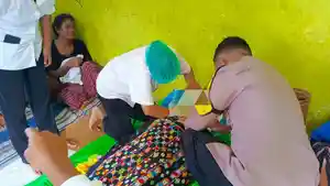 Pihak-kepolisian-bersama-petugas-medis-sedang-memeriksa-jenazah-korban-Siprianus-Rudin.jpg