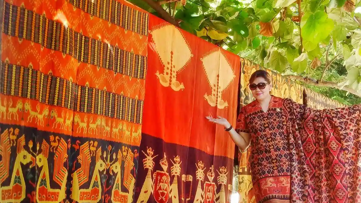 Ssssssst Ini Loh Mix and Match Kostum Bahan Tenun NTT ala Shirley Manutede, Duuuuh Geeeemesh!