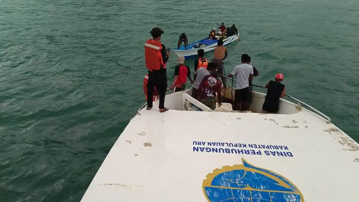 Mati Mesin di Perairan Kepulauan Aru, Tim SAR Berhasil Selamatkan 6 Penumpang Longboat