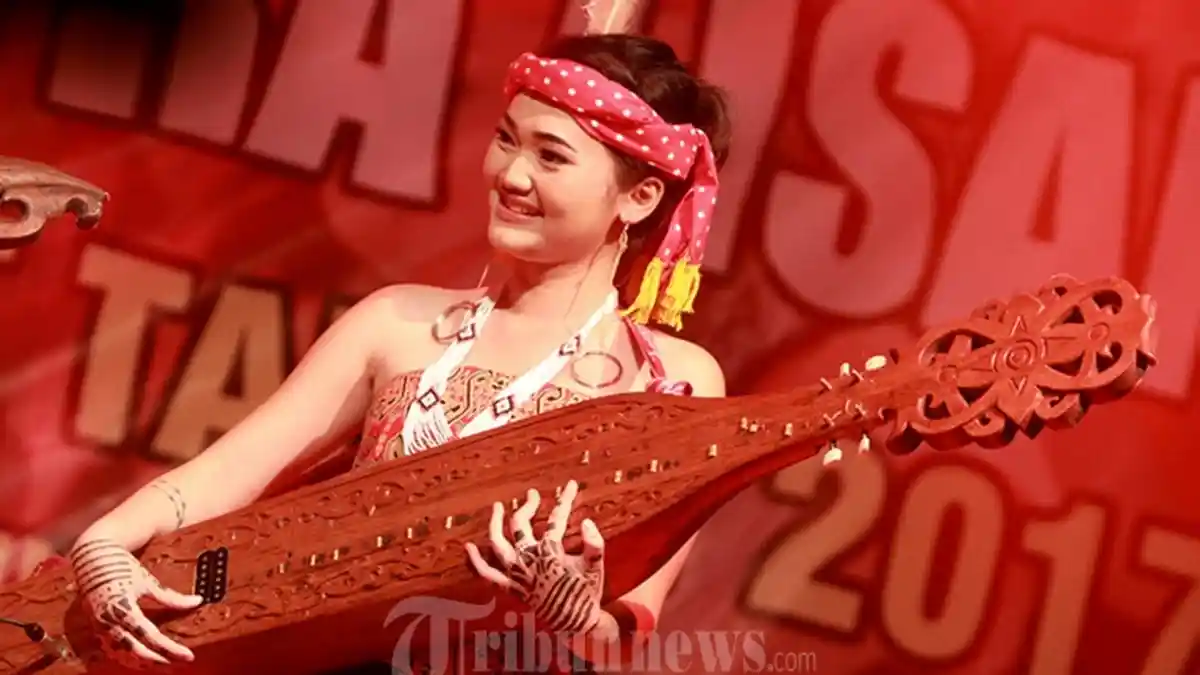 Sape, Alat Musik Tradisional Adat Dayak Kalimantan yang Bisa Membikin Merinding Pendengarnya