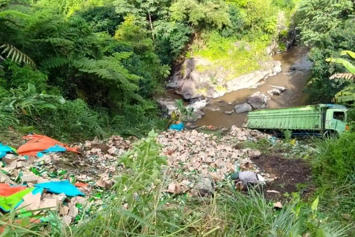 BREAKING NEWS: Truk Bermuatan Sirup Terjun ke Jurang Mojorejo Jalan Lintas Curup-Lubuklinggau