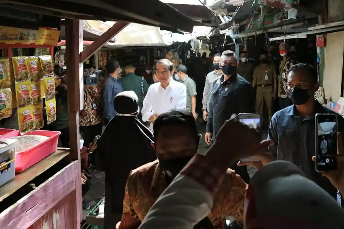 Jokowi Kaget Harga Minyak Naik Rp2.000, Blusukan ke Pasar Malangjiwan Colomadu Didampingi Ganjar