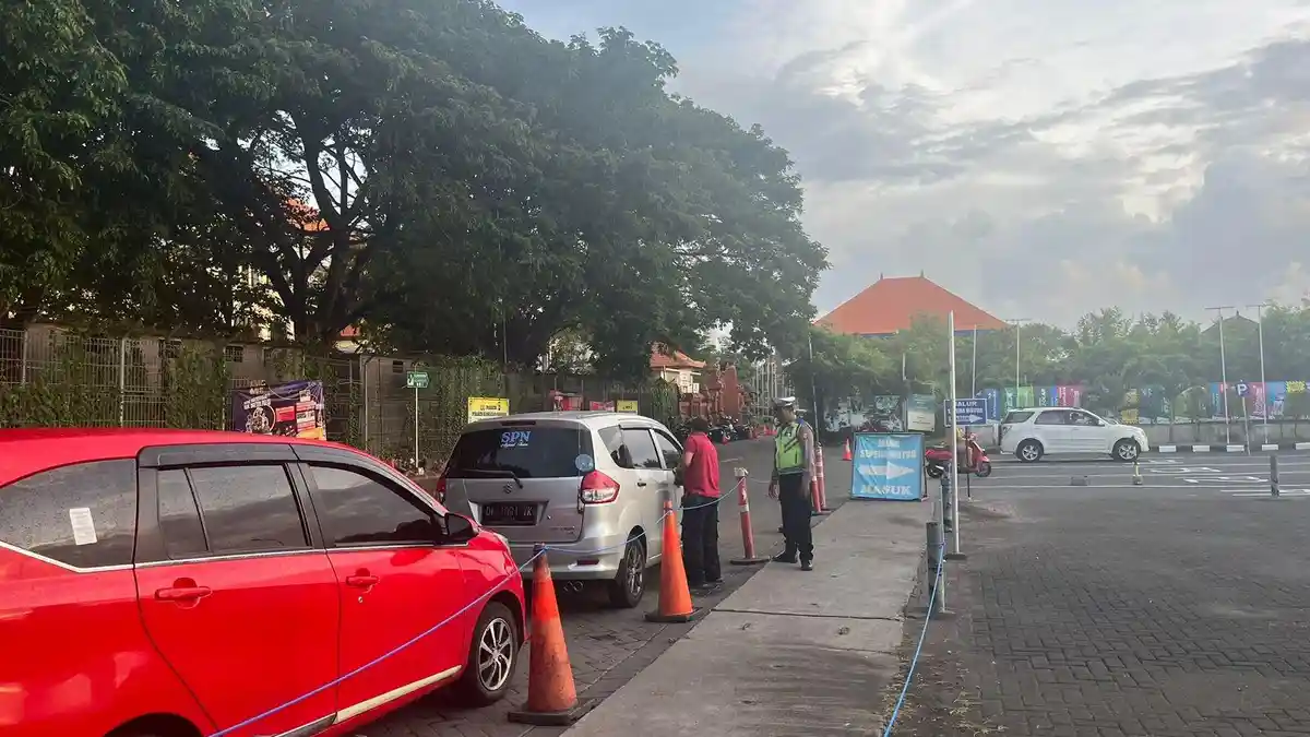 PARKIR Liar di SPBU Angkasa Bandara Ngurah Rai, Polisi Tertibkan Kendaraan!