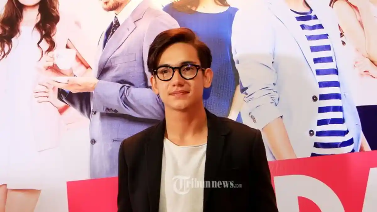 Adipati Dolken Menangis Ingat Ayah Setiap Nonton Film Ini