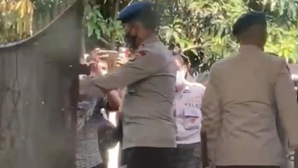 Pengosongan Rumah Dinas di Asrama Brimob Ciputat Diwarnai Aksi Protes Warga