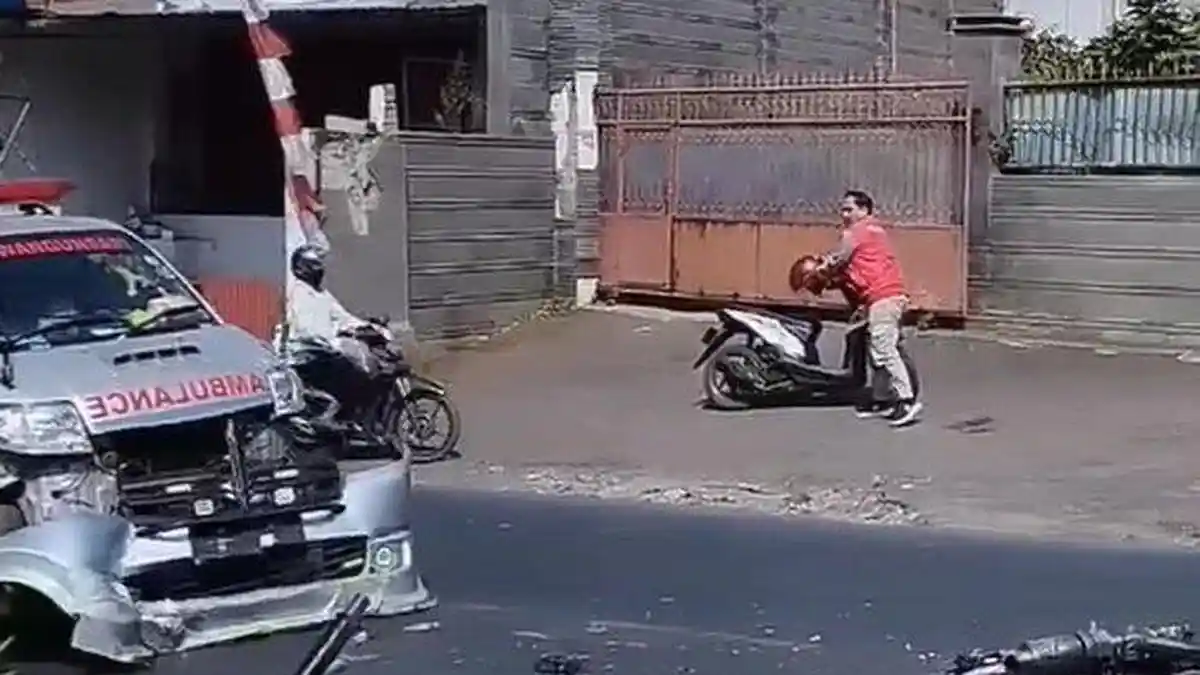 VIRAL Video Ambulans Tabrak Pengendara Motor Sampai Terguling, Ternyata Bawa Pasien Rujukan
