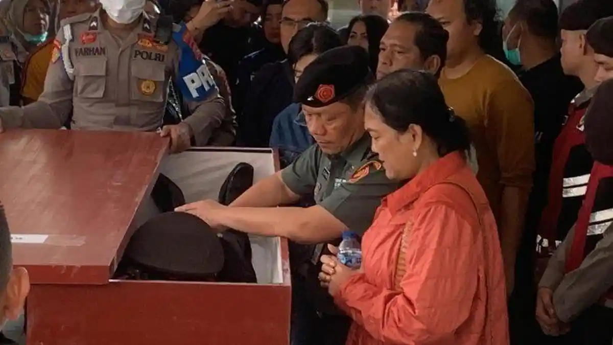 Momen Haru Doa Terakhir Keluarga di Samping Peti Jenazah AKP Ulil Ryanto, Kapolda Pimpin Upacara