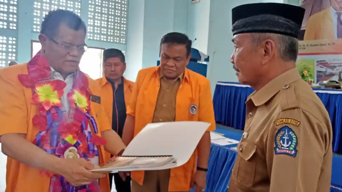 Rektor UNM Monev KKN Keaksaraan UNM di Bone, Bupati Andi Fashar Beri Pujian, Begini Apresiasinya? - rektor-unm-prof-husain-syam-melakukan-kunjungan-kerja-untuk-monitoring-dan-evaluasi.jpg