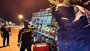 20260420_KECELAKAAN-Kecelakaan-truk-pengangkut-daun-bawang.jpg