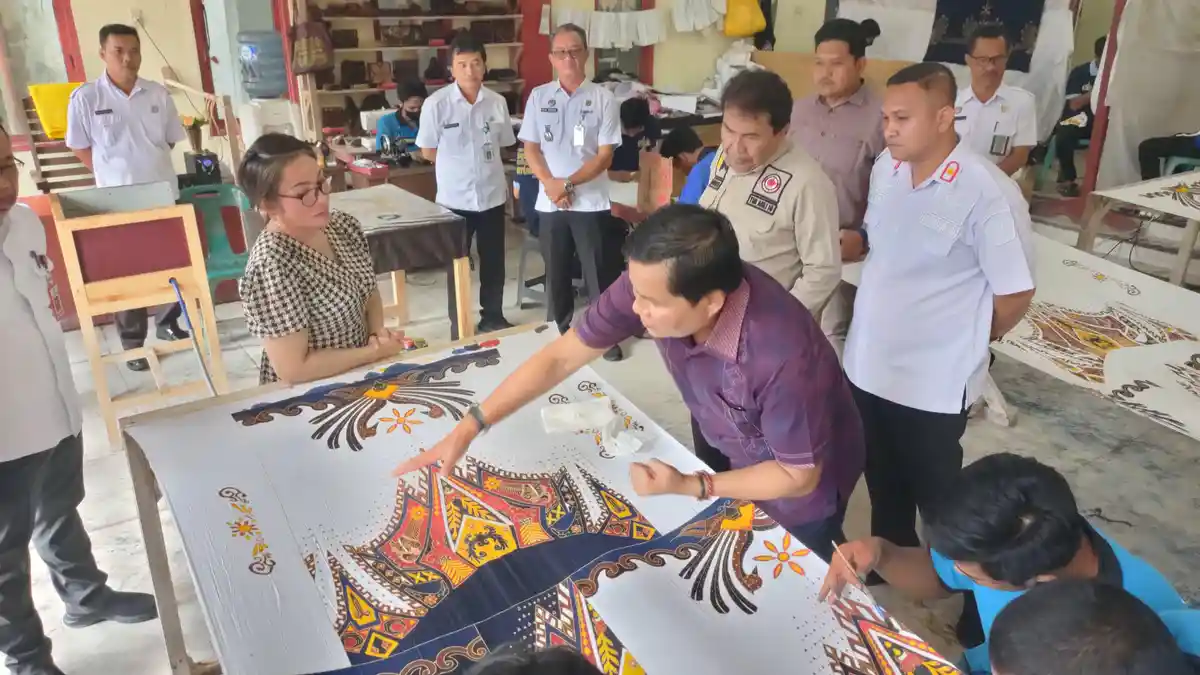 Batik Nukha Nibira dari Lapas Gunungsitoli Dapat Apresiasi Direktur Merek dan Indikasi Geografis