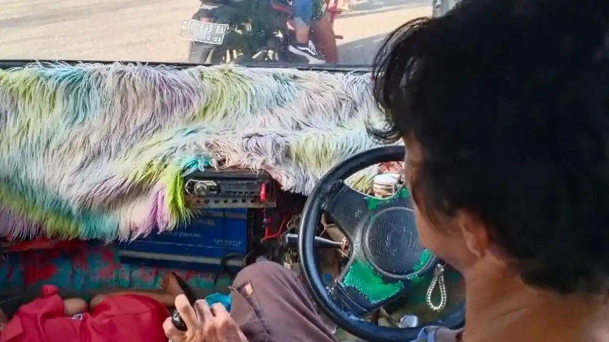 Viral Sopir Angkot di Kendari Bawa Anak Sambil Narik Penumpang