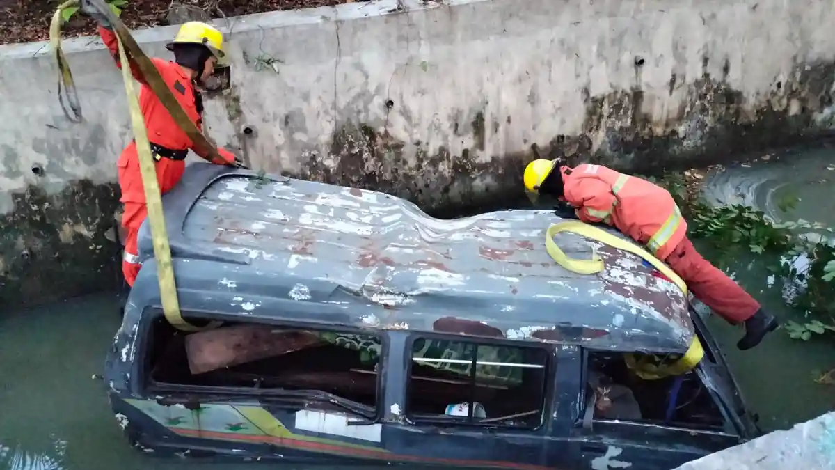 Ditabrak dari Belakang, Mikrolet Berpenumpang Emak-emak Terjun ke Selokan Jalan A Yani Surabaya
