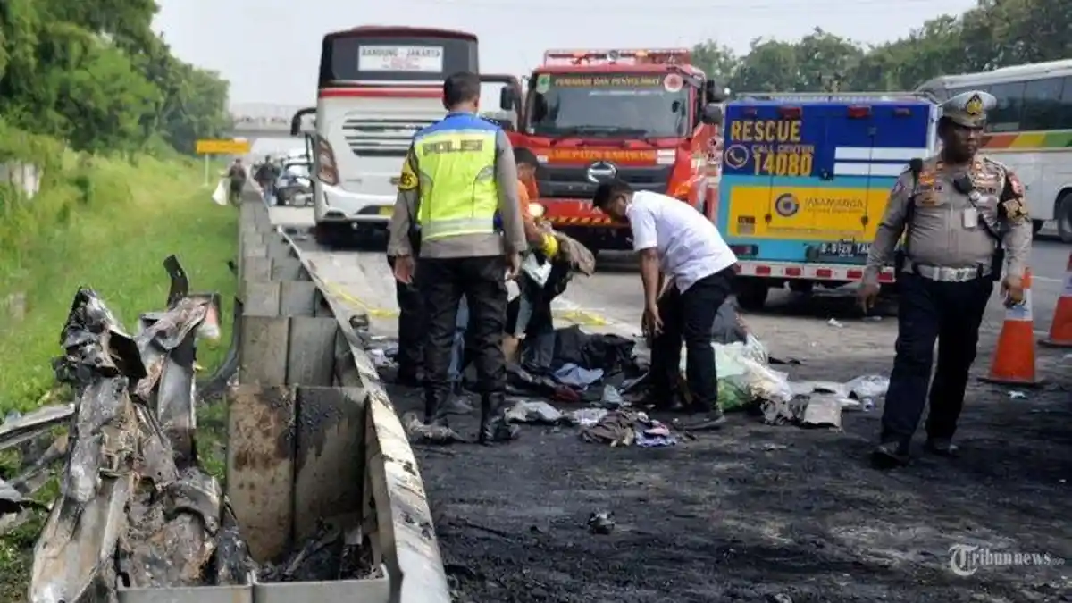 Xenia Meledak di Km 5 Tol Cikampek, Begini Kejadiannya