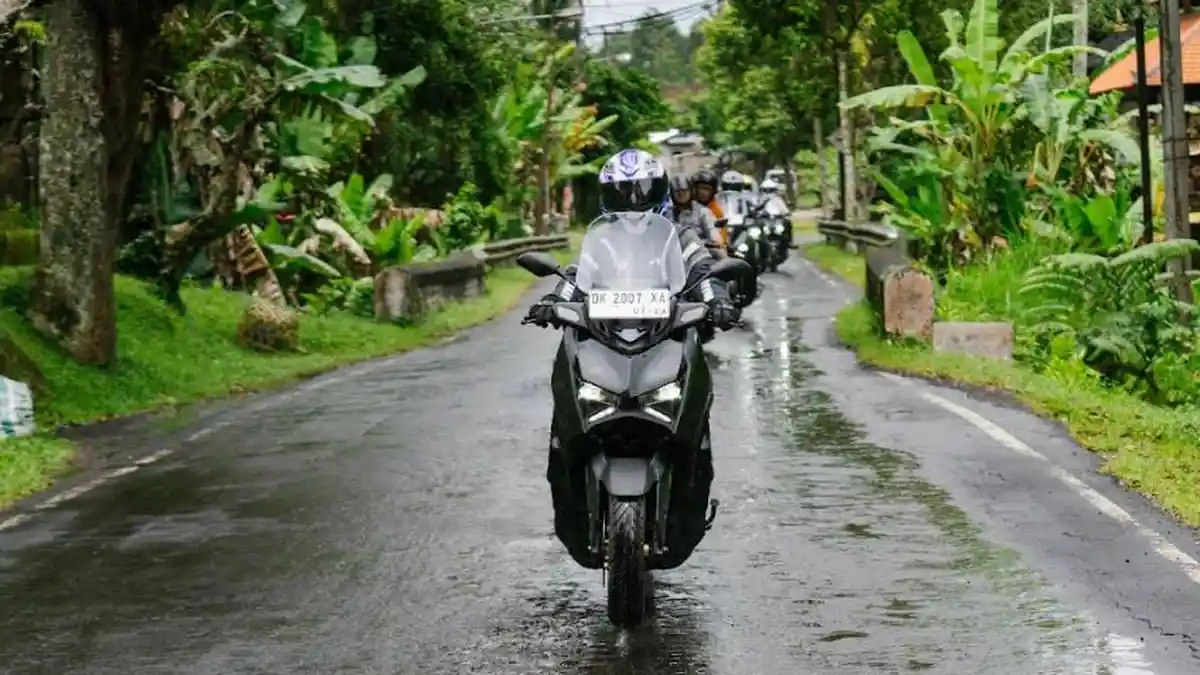 Bikers Wajib Paham, Ini Tips Berkendara saat Hujan dari Yamaha