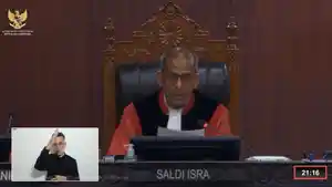 Hakim-Mahkamah-Konstitusi-Saldi-Isra.jpg