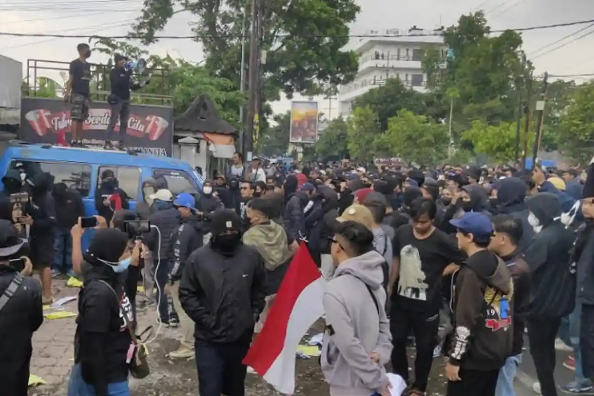 Ini Gerakan AREK MALANG yang Lakukan Aksi di Kantor Arema FC, Umumkan Permintaan Maaf Terbuka