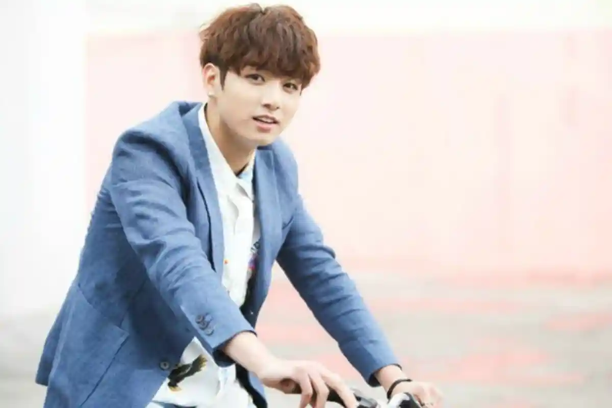 Nggak Heran Kalo Jungkook BTS Ganteng Maksimal, Ternyata Begini Penampilan Orang Tuanya!