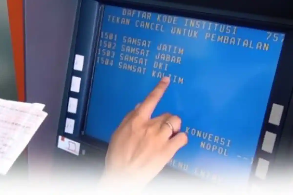 Perempuan Ini Kaget Lihat Benda Lengket Menempel di Mesin ATM, Ternyata Isinya . .