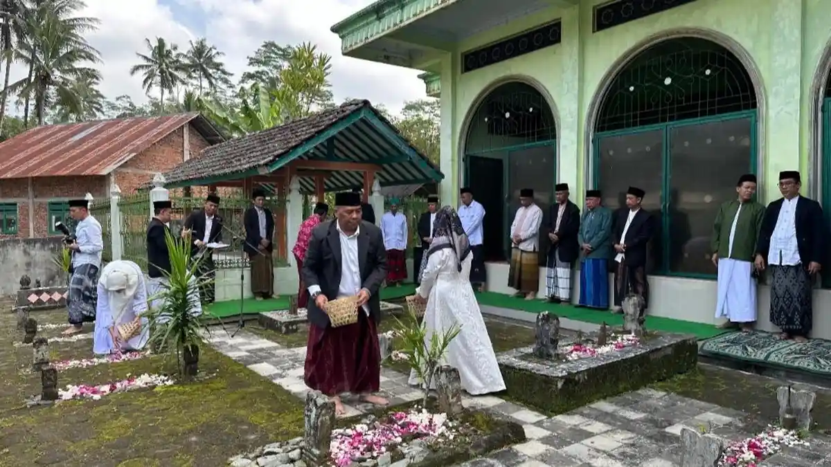 HUT Wonosobo Diperingati dengan Ziarah ke Makam Para Tokoh Pendiri, Ada KH Asmorosufi