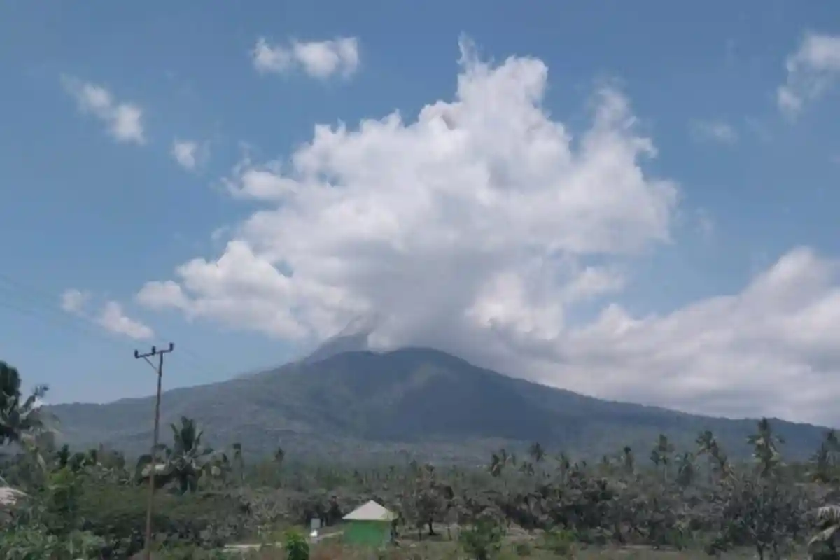 Gunung Lewotobi di Flores Timur Meletus, Semburkan Abu 900 Meter