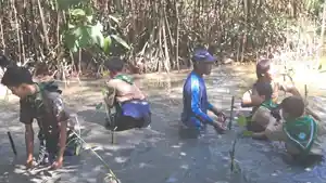 melalui-aksi-penanaman-mangrove-di-wilayah-pesisir-Surabaya.jpg