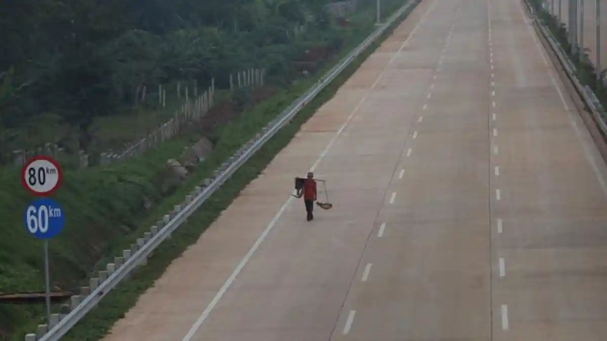 Bentrok Ekskusi Lahan Tak Ganggu Tol Jakarta-Cikampek