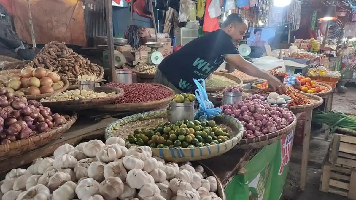 Harga Cabai Turun, Tomat Naik di Pasar Karombasan Manado Sulawesi Utara