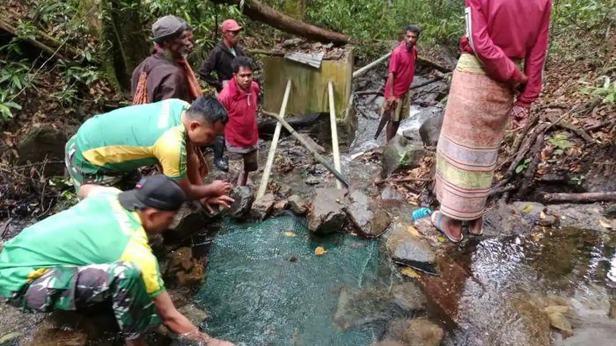 Satgas Pamtas Yonarhanud 2 Kostrad Bantu Pemasangan Instalasi Perpipaan di Desa Naekake B, TTU - Pos-kupang.com