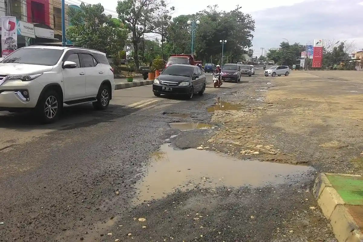 Ruas Jalan di SPBU Buttatoa Maros Rusak Lagi