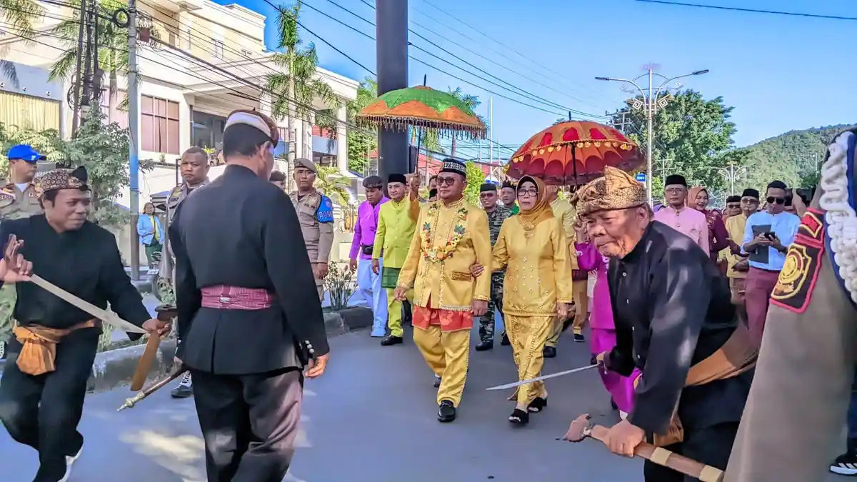 Wali Kota Gorontalo Marten Taha Lepas Jabatan, Isak Tangis Warnai Prosesi Adat Mopotulungo