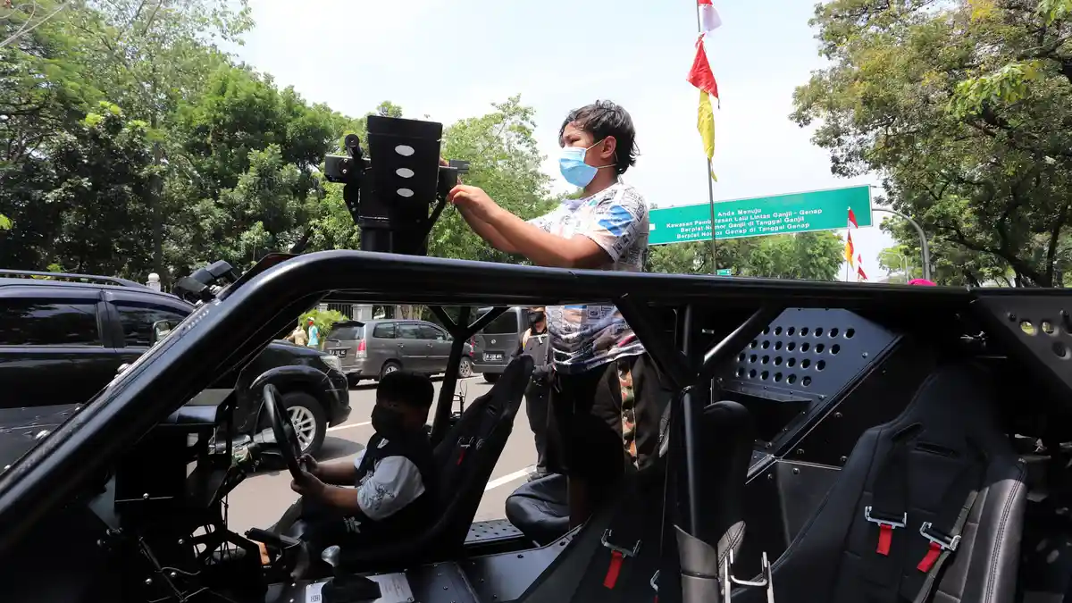 Alutsista TNI Jadi Ajang Swafoto Warga