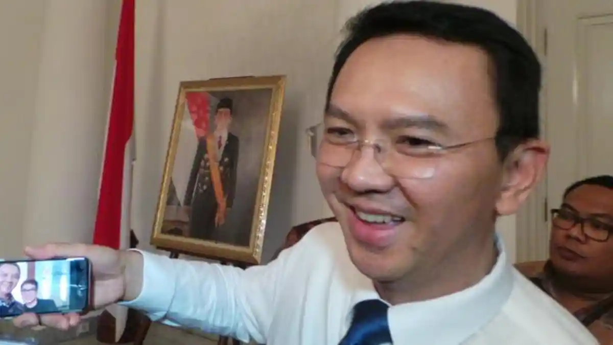 Gubernur Ahok Pamer Foto Selfie Bareng Aktor Laga Jet Li