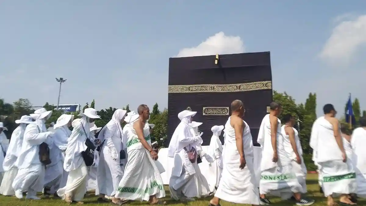 1.395 Jemaah Kudus Praktik Manasik Haji Berjalan 2 Kilometer