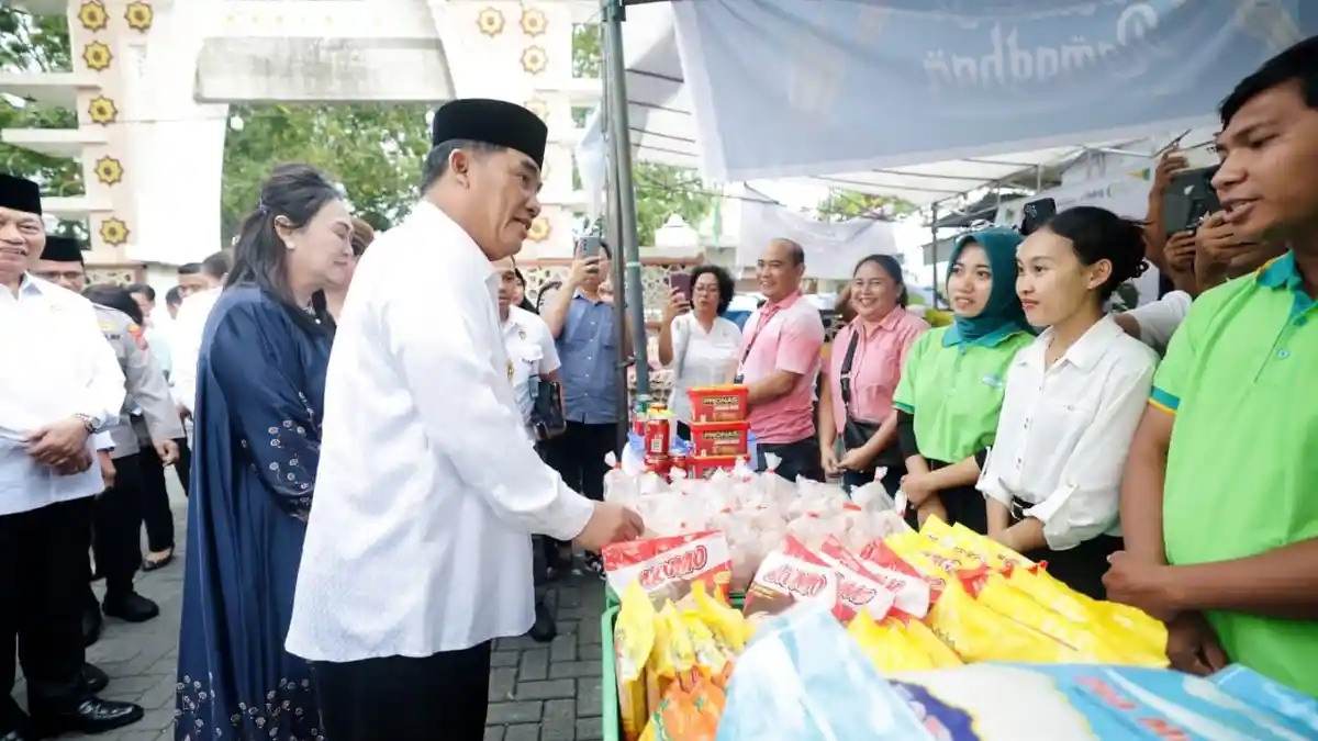 Safari Ramadan di Tuminting, Gubernur YSK Bagikan Bantuan untuk Masyarakat