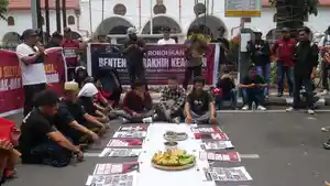 Puluhan-buruh-dari-Serikat-Buruh-Industri-Pertambangan-dan-Energi.jpg
