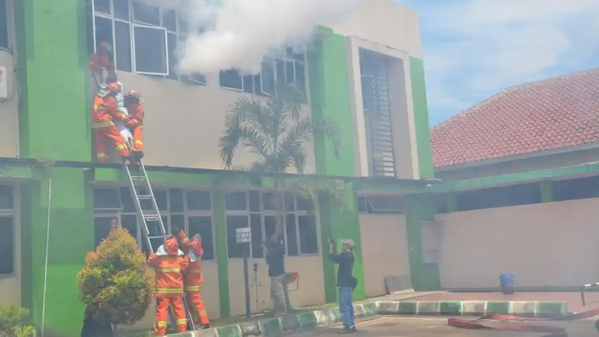 Pasien dan Perawat RSUD  Batang yang Terjebak Api Dievakuasi Gunakan Tangga