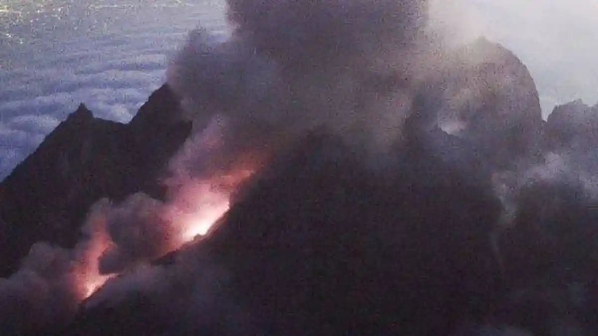 Aktivitas Meningkat, Gunung Merapi Keluarkan Letusan Awan Panas Setinggi 1000 Meter Amplitudo 70 Mm
