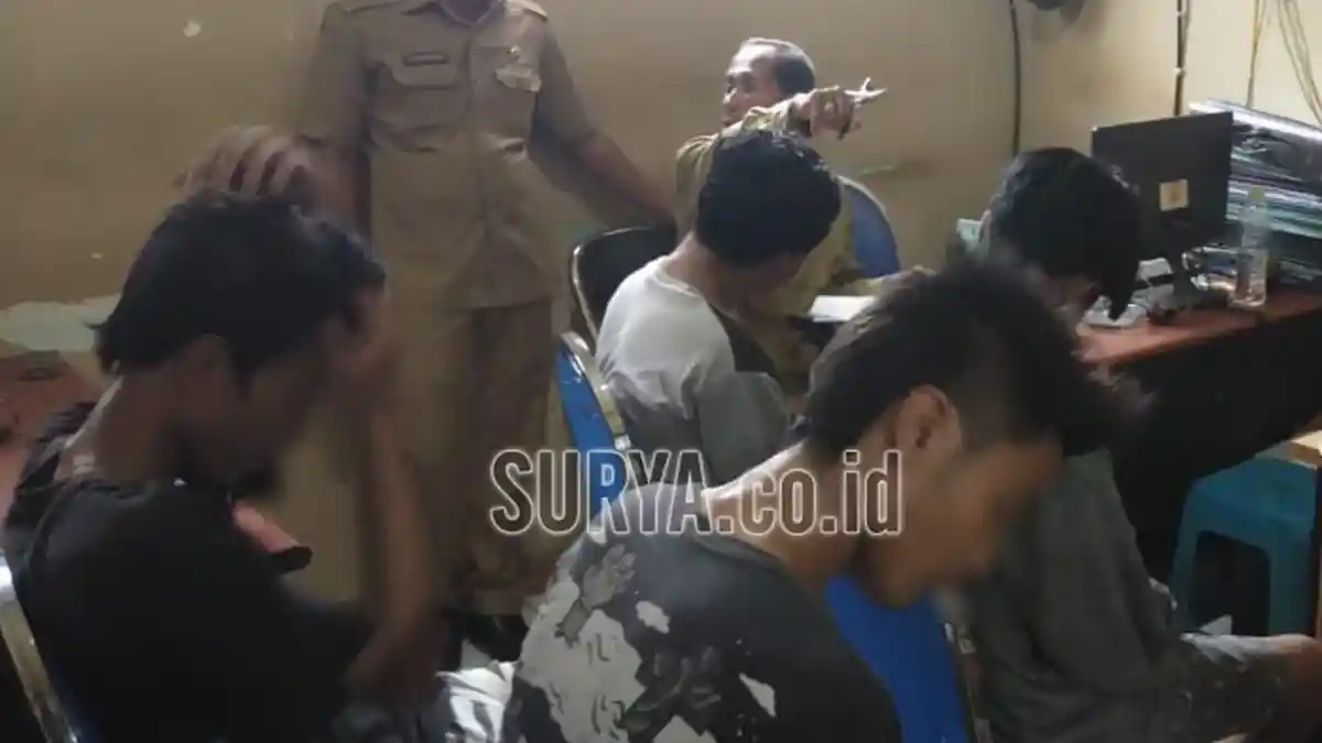 Satpol PP Pamekasan Amankan 15 Pengamen Jalanan di Simpang Empat Lampu Merah