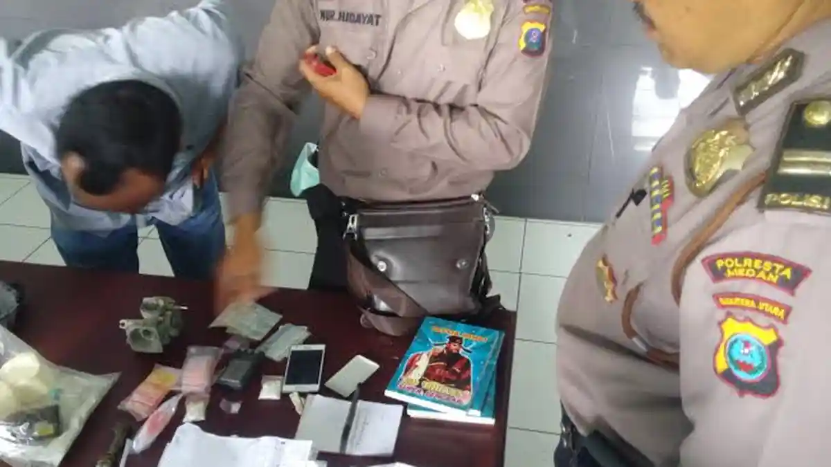 Minum Tuak Sambil Nulis Judi Togel, Tukang Becak Digiring ke Kantor Polisi