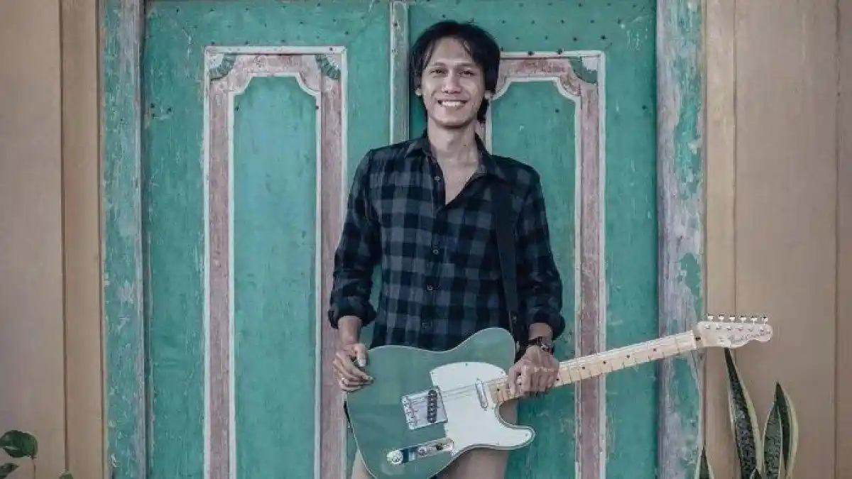 EROSS Candra Sheila On 7 Lelang Koleksi Gitar Langka Miliknya demi Palestina, Laku Rp100 Juta