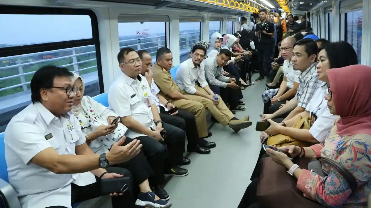 Sekda Sumsel Jajal LRT Pertama di Indonesia - lrt_20180724_092708.jpg