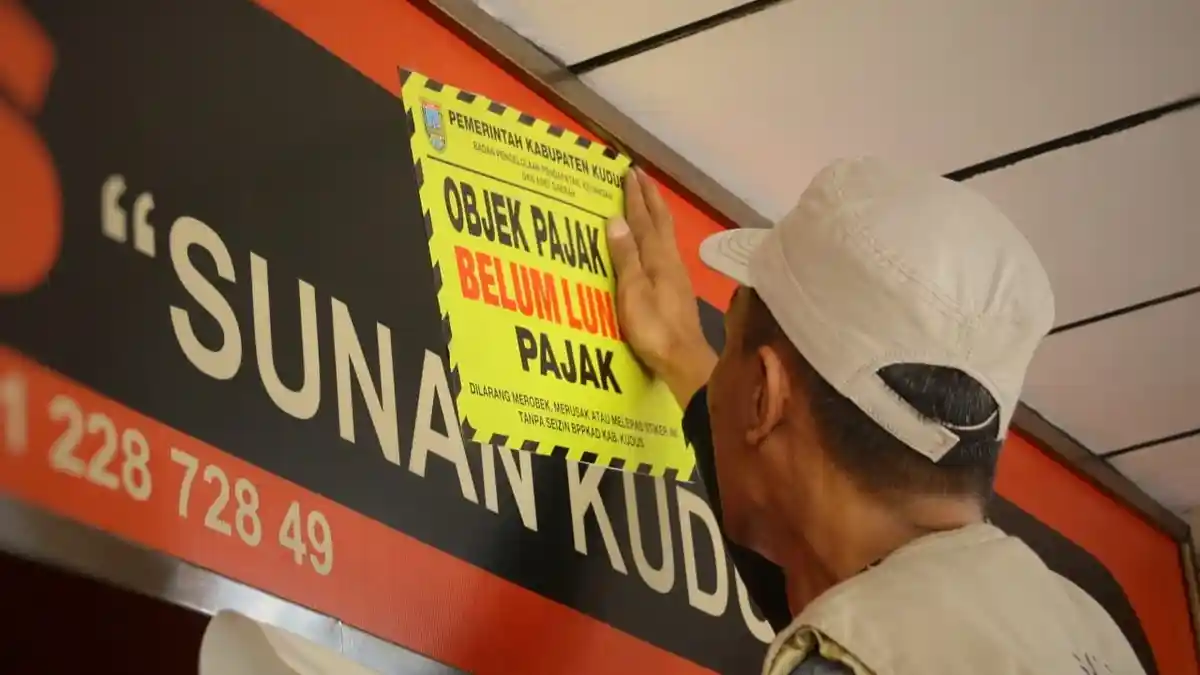 Incar Rp 3,4 Miliar Penerimaan Pajak, BPPKAD Tempeli Stiker Reklame yang Belum Berizin