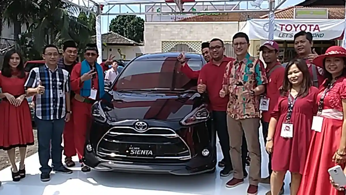Halal Bihalal 16 Komunitas Toyota Bareng Lansia