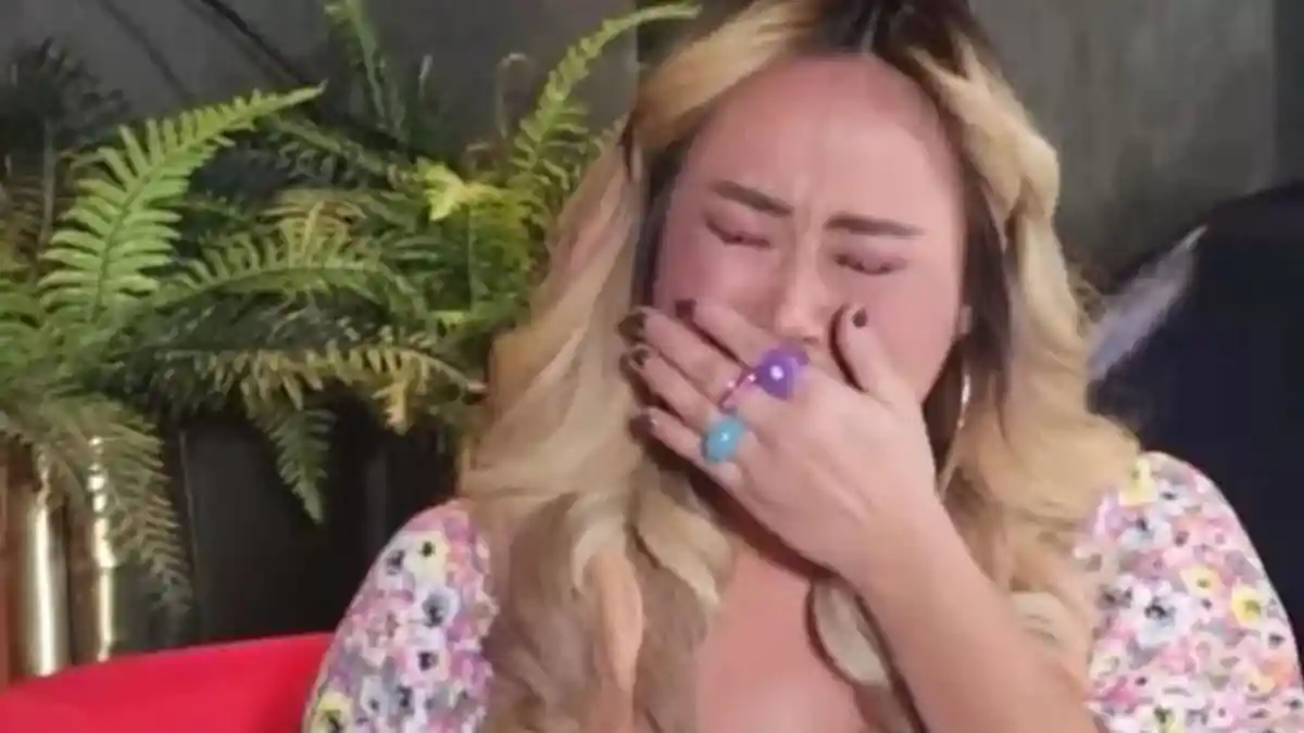 Tangis Pinkan Mambo Pecah Bicara Perceraian dengan Arya Khan: Aku Hanya Netizen, Bukan Istri